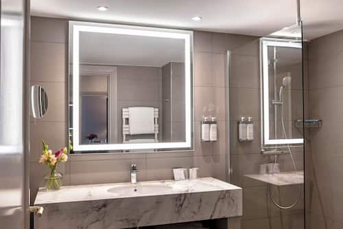 Premium-sviitti, kaupunkinäköala | Kylpyhuone | Ilmaiset hygieniatuotteet, hiustenkuivaaja, pyyhkeet