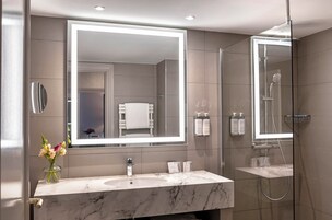 Suite Premium, vista città | Bagno | Set di cortesia gratuito, asciugacapelli, asciugamani