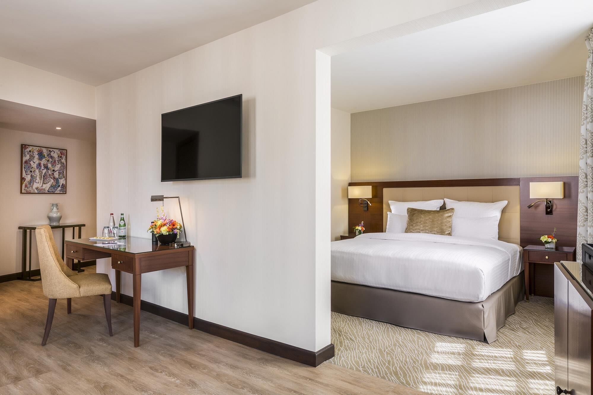 Seprai premium, meja kerja, dan ruang kerja ramah laptop