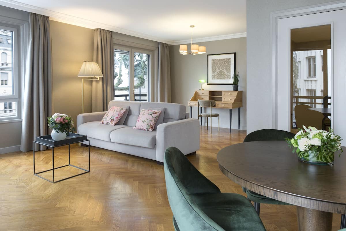 Executive Suite | Living area | Smart TV, ping pong, pay films