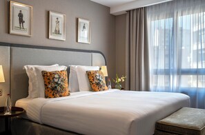 Executive Suite | Premium bedding, desk, laptop workspace, blackout drapes - Warwick Reine Astrid - Lyon (Lyon)