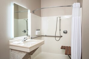 Duschwanne, kostenlose Toilettenartikel, Haartrockner, Handtücher