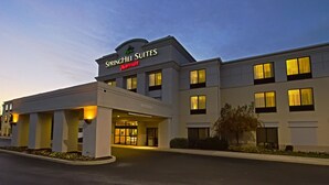 Un hotel con un letrero que dice "Springhill Suites Marriott" y una fachada de edificio moderna con múltiples ventanas.