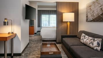 Escritorio, cortinas blackout y tabla de planchar con plancha