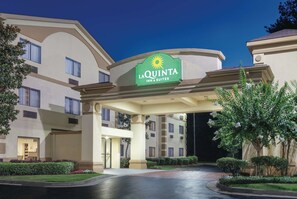 A hotel entrance with a sign reading "La Quinta Inn & Suites." - La Quinta Inn & Suites by Wyndham Jackson Airport/Pearl (Pearl)