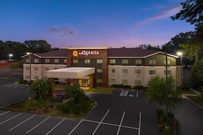 A hotel with a modern design, featuring a prominent 'La Quinta' sign. - La Quinta Inn & Suites by Wyndham Jackson Airport/Pearl (Pearl)