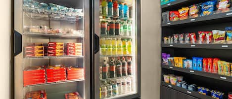 Vitrina refrigerada con distintos alimentos y bebidas.
