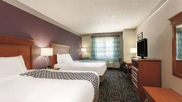 Roupas de cama premium, escrivaninha, cortinas blackout