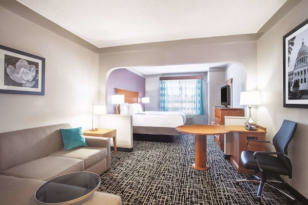 Ylelliset vuodevaatteet, työpöytä, pimennysverhot, silitysrauta/-lauta