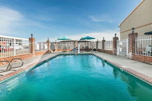 Seasonal outdoor pool - Howard Johnson by Wyndham Scott Lafayette (Scott)