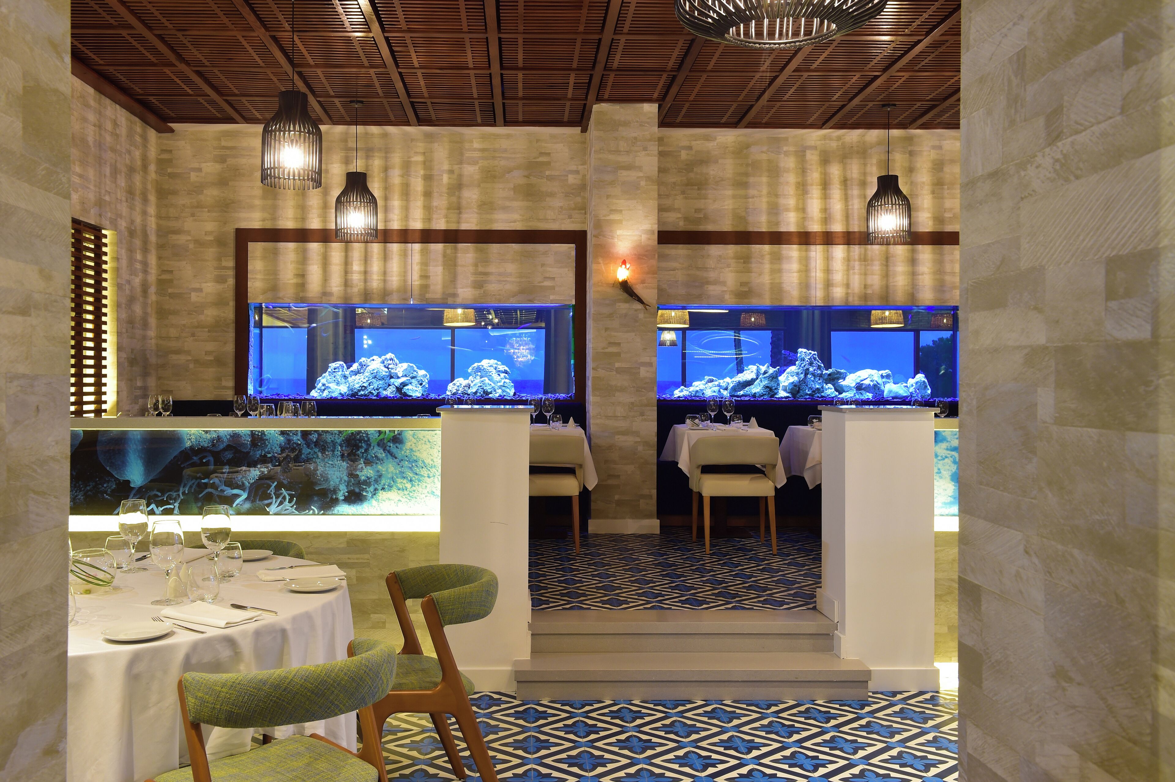 2 restaurants, breakfast served