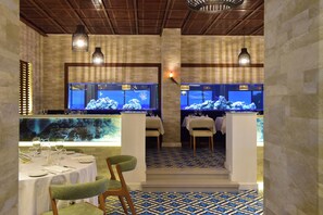 2 restaurants servant le déjeuner, le dîner, le souper et le brunch