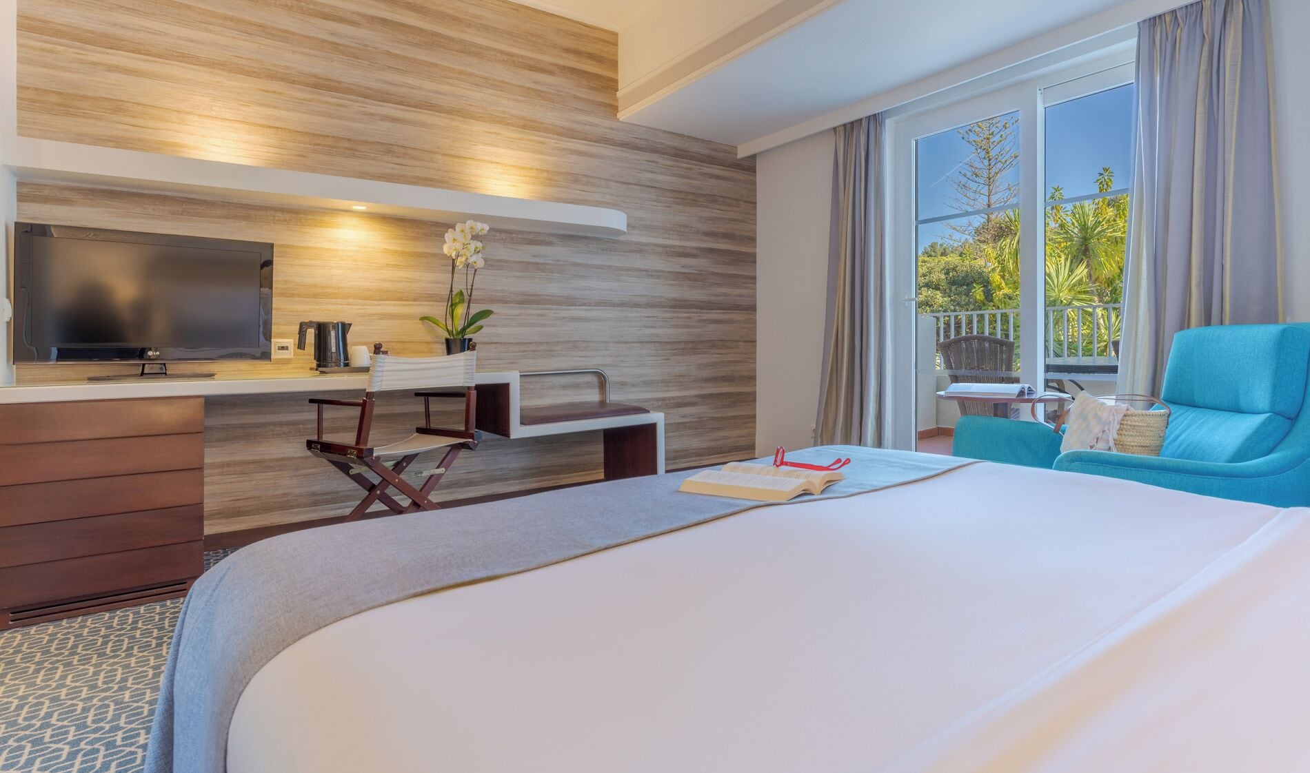 double or twin room, garden view | minibar, in-room safe, desk, blackout curtains