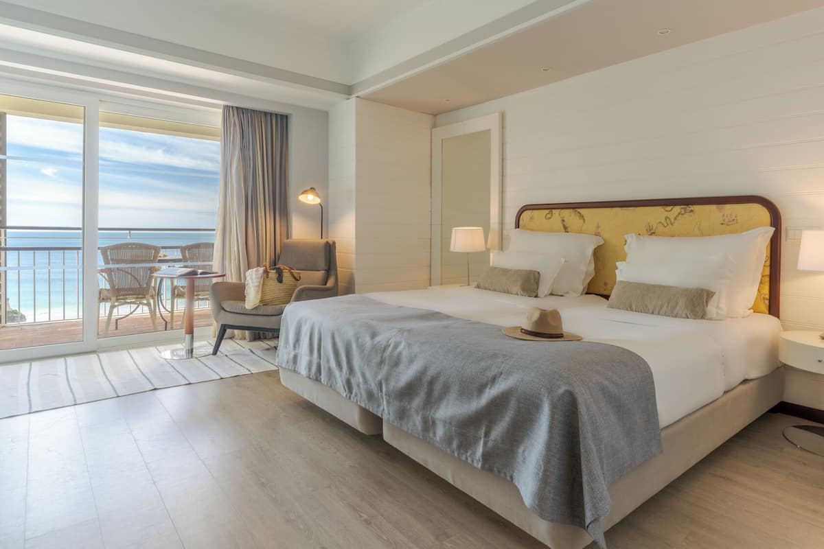 Chambre supĂ©rieure double ou avec lits jumeaux, vue sur la mer | Minibar, coffre-fort, bureau, rideaux dâobscurcissement