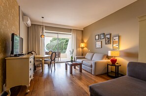 Suite, 1 Bedroom, Sea View (Cliff) | Living area