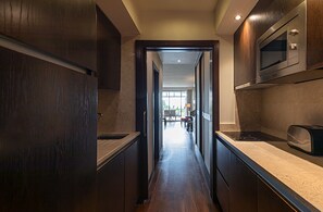 Family Room, Sea View (Cliff) | Private kitchen