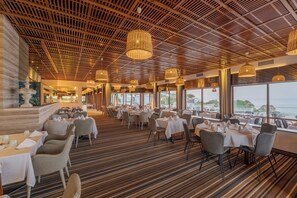 2 restaurantes, se sirve desayuno 