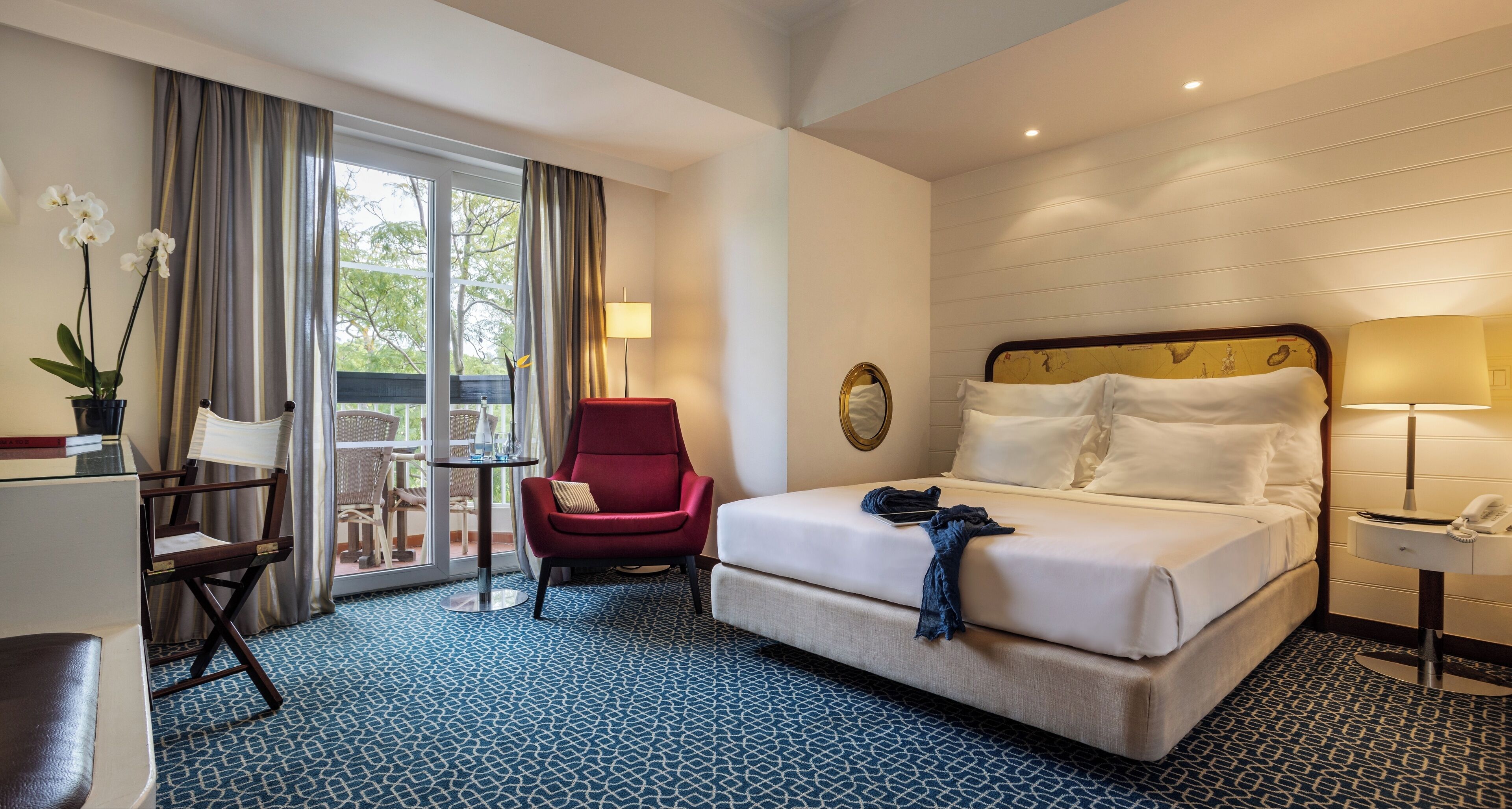 Suite, Garden View | Minibar, in-room safe, desk, blackout drapes