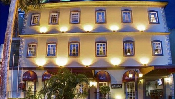 Fachada de la propiedad por la tarde o noche