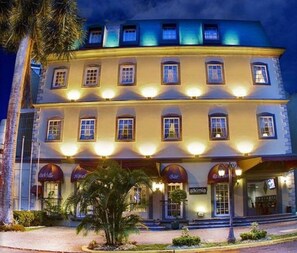 Konaklama yerinin ön cephesi - akşam/gece