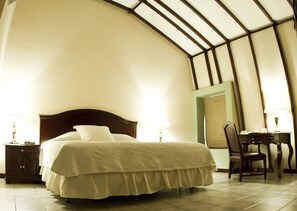 Egyptian cotton sheets, minibar, in-room safe, individually decorated - De Ville Hotel (Panama City)