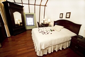 Egyptian cotton sheets, minibar, in-room safe, individually decorated - De Ville Hotel (Panama City)