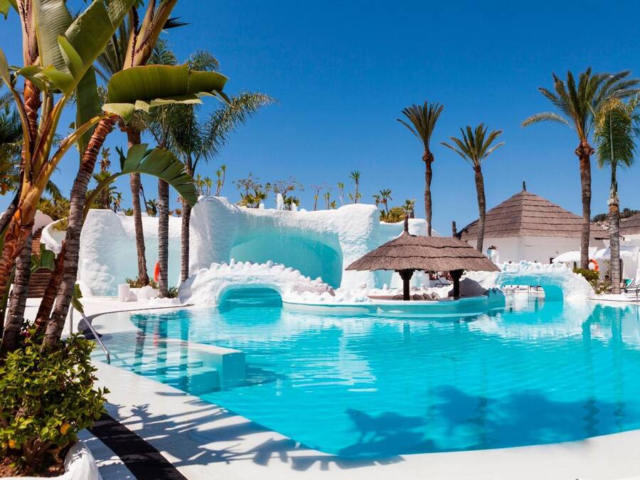 Utendørsbasseng, bassengparasoller og solsenger