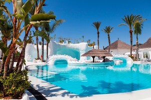 Una piscina al aire libre (de 10:00 a 19:00), sombrillas, tumbonas