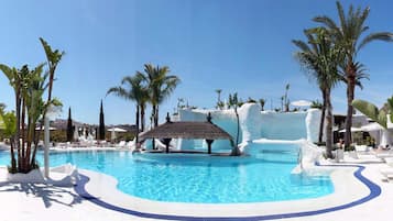 Piscine extérieure, parasols de plage, chaises longues