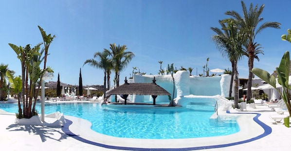 Piscine extérieure, parasols de plage, chaises longues