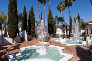 Una piscina al aire libre (de 10:00 a 19:00), sombrillas, tumbonas