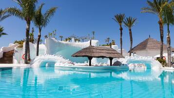 Hồ bơi ngoài trời, mở cửa từ 10:00 đến 19:00, dù/ô trên bãi biển/hồ bơi