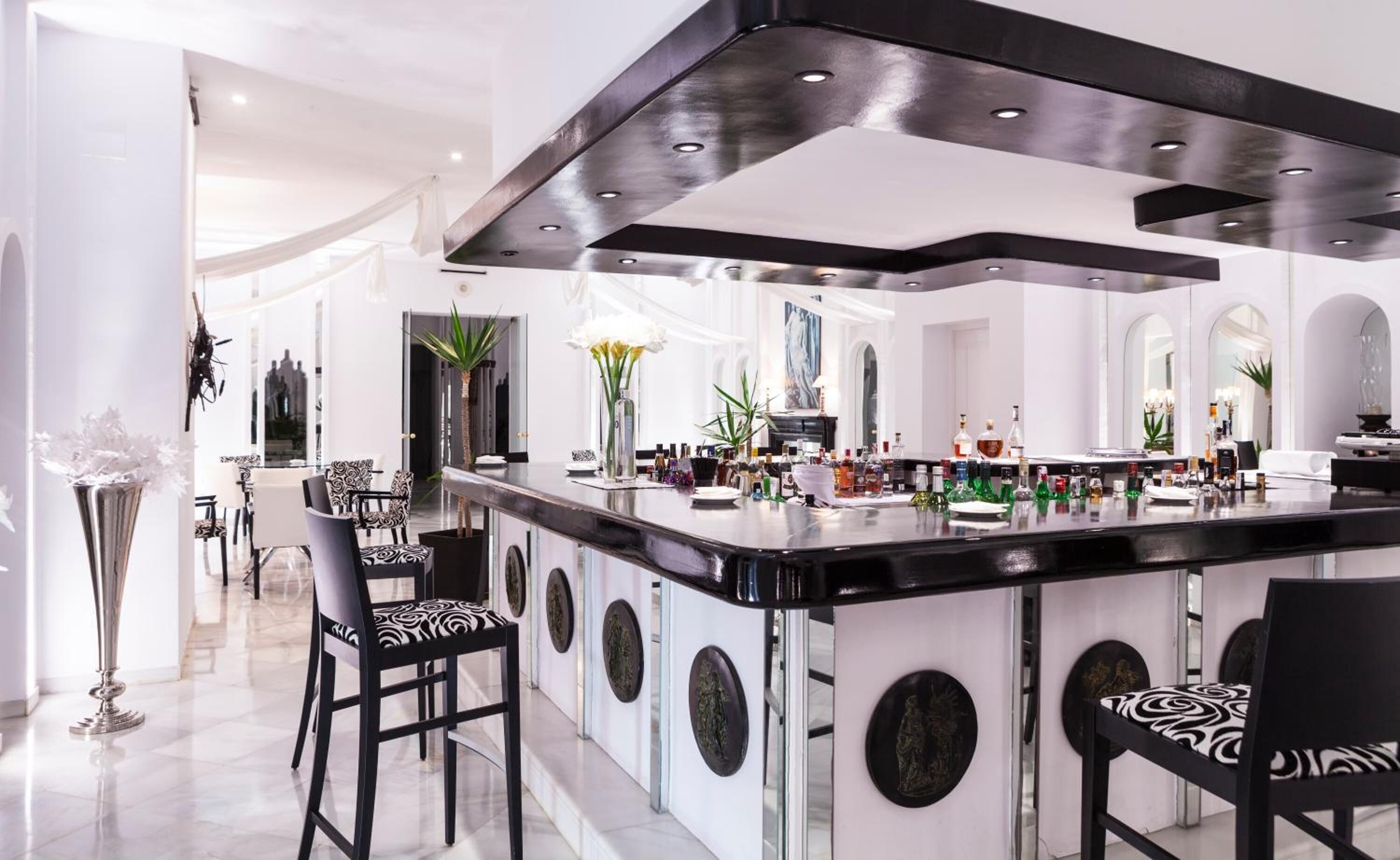 Una cocina moderna con una isla central, barra y asientos.