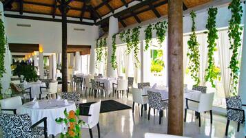 Phục vụ bữa trưa và bữa tối, đặc sản địa phương