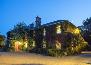 Façade de l’hébergement - soirée/nuit