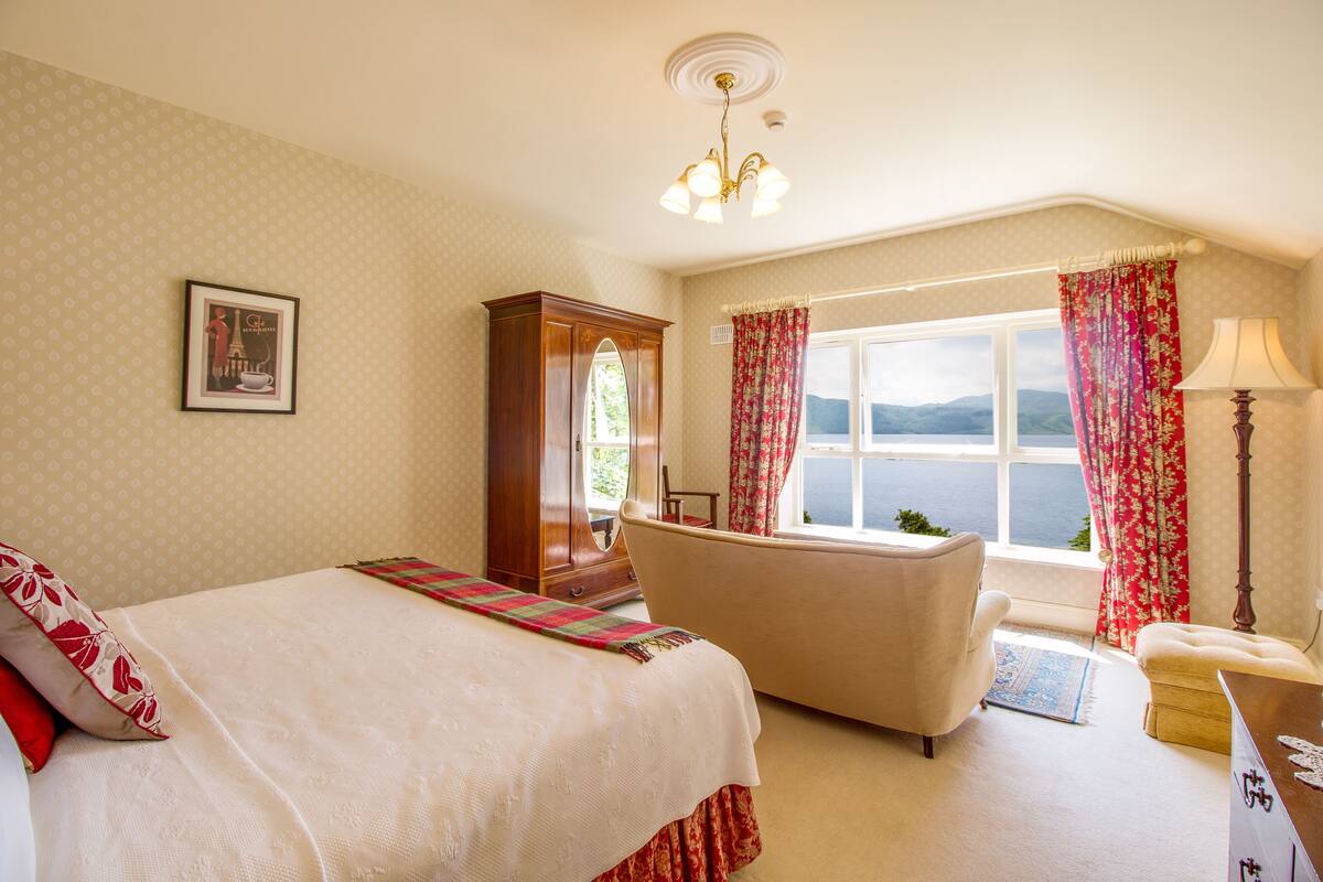 Desk, iron/ironing board, WiFi (free), bed sheets