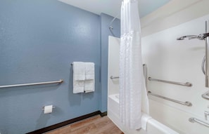 Estudio, 1 cama Queen size, con acceso para personas discapacitadas, para no fumadores | Baño | Tina con regadera, amenidades de baño gratuitas, secadora de cabello 