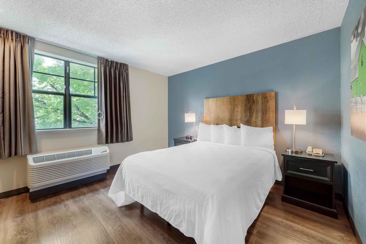 Studio, 1 Queen Bed, Accessible, Non Smoking | Premium bedding, desk, blackout drapes, iron/ironing board