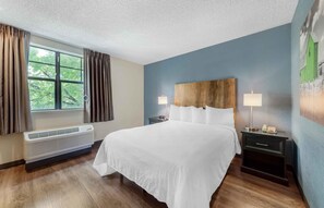 Studio, 1 Queen Bed, Accessible, Non Smoking | Premium bedding, desk, blackout drapes, iron/ironing board