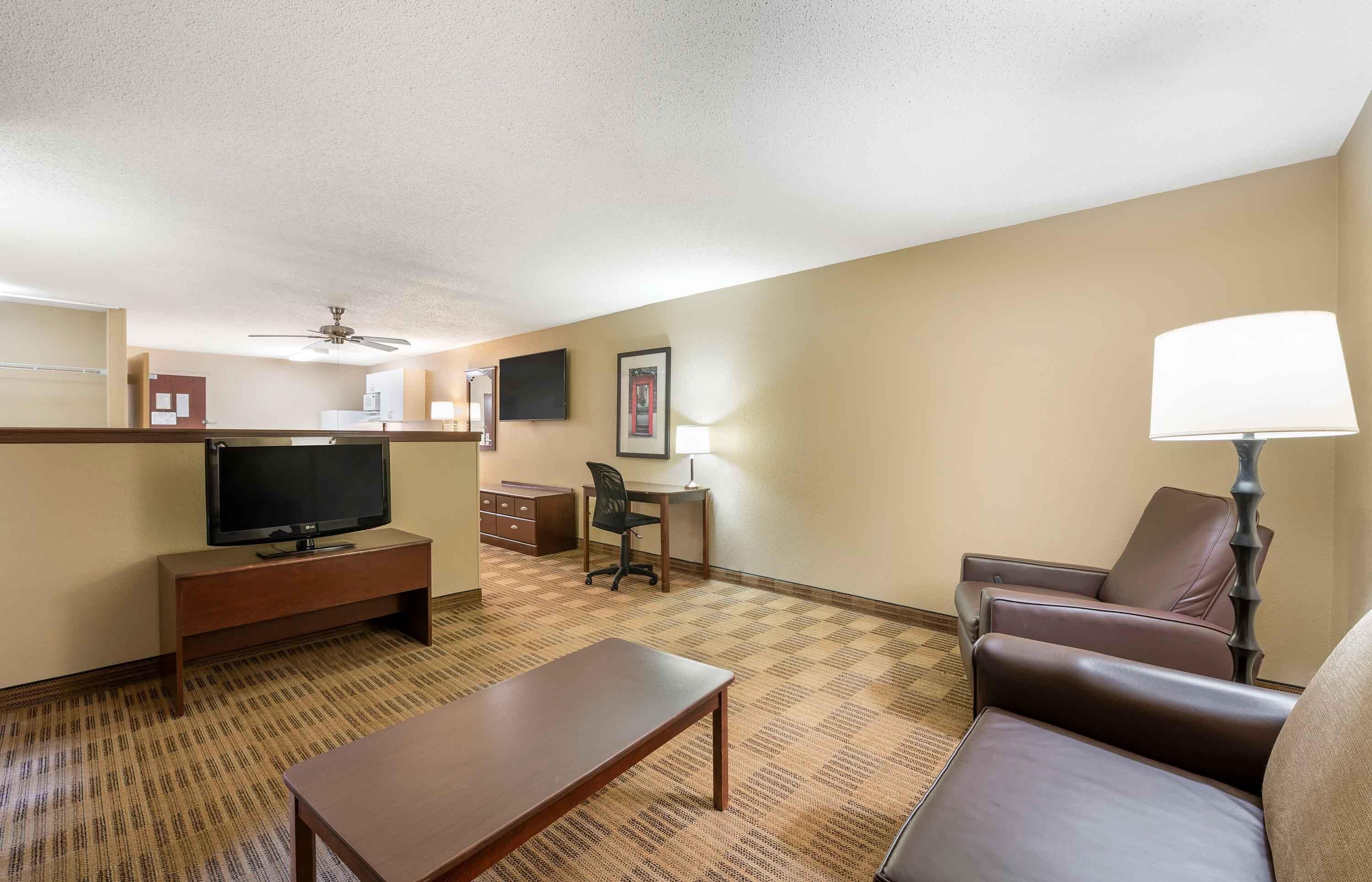 Premium bedding, desk, iron/ironing board, WiFi (free)