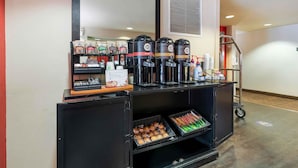 Un espace café en libre-service équipé de plusieurs machines à café et proposant une variété de produits de café emballés.