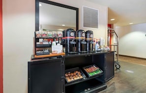 Una estación de café autoservicio con varias máquinas expendedoras y una variedad de productos de café envasados.