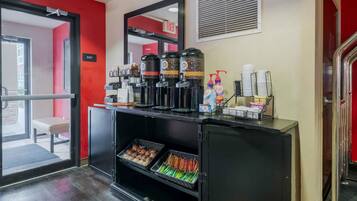 Café da manhã para viagem grátis todos os dias