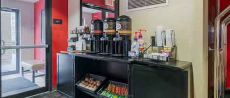Un espace dédié au café, équipé de plusieurs distributeurs de café et proposant une variété de boissons.
