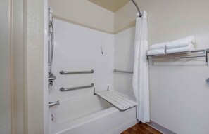 Estudio, 1 cama Queen size, con acceso para personas discapacitadas, para no fumadores | Baño | Tina con regadera, amenidades de baño gratuitas, secadora de cabello 