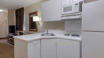 Coffee/tea maker, full-size fridge, microwave, stovetop