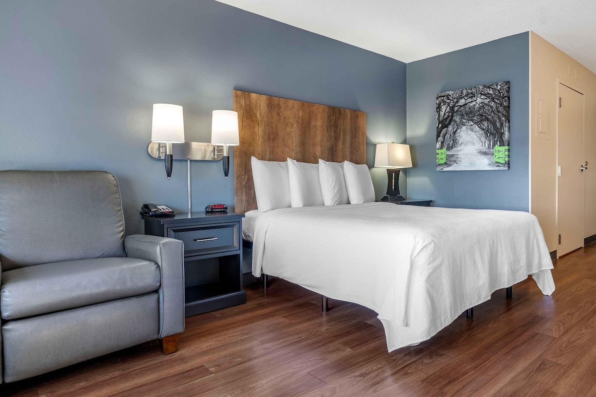 Studio, 1 giường cỡ queen, không hút thuốc, quang cảnh bến du thuyền | Bộ đồ giường cao cấp, bàn, bàn ủi/dụng cụ ủi quần áo