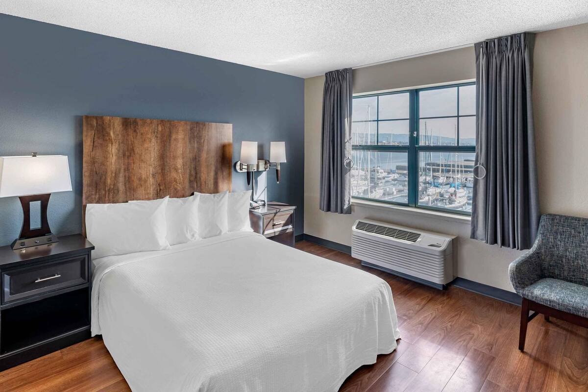 Studio, 1 giường cỡ queen, phù hợp cho người khuyết tật, không hút thuốc (Marina View) | Bộ đồ giường cao cấp, bàn, bàn ủi/dụng cụ ủi quần áo 