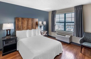 Studio, 1 Queen Bed, Accessible, Non Smoking (Marina View) | Premium bedding, desk, iron/ironing board, free WiFi