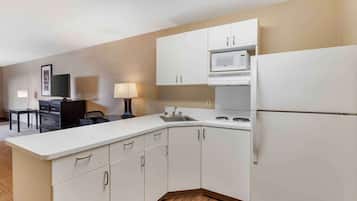 Refrigerador, microondas, placa de cocina, cafetera/tetera